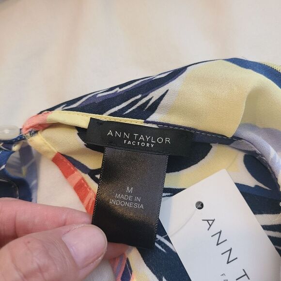 LOFT Factory NWT floral sleeveless Blouse size M - Picture 4 of 4